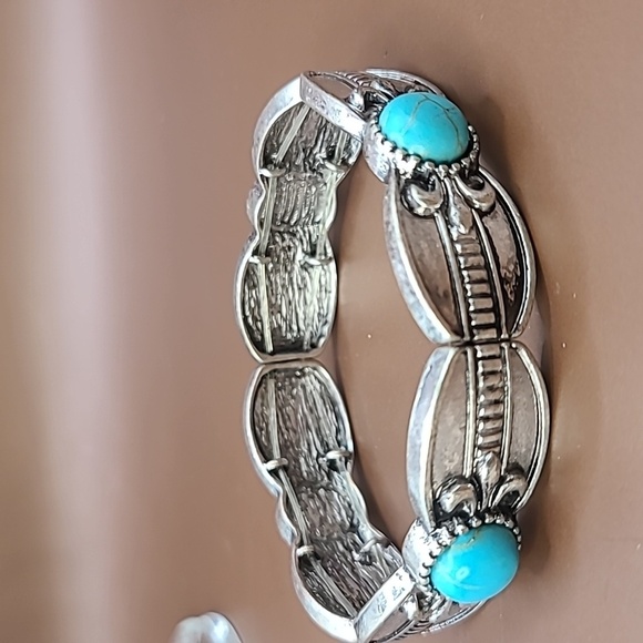 Silver tone stretch bracelet with faux turquoise - Picture 4 of 4